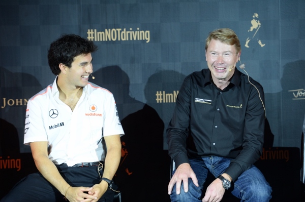A light hearted moment with Sergio Perez and Mika Hakkinen (600x399)