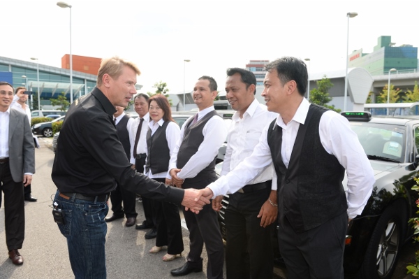Mika Hakkinen meets SMRT taxi drivers (600x399)